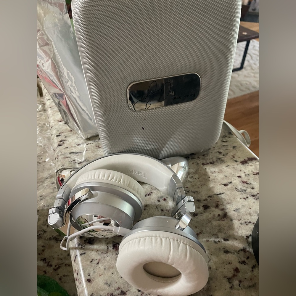 These are the limited edition, Ariana Grande, cat headphones from brookstone